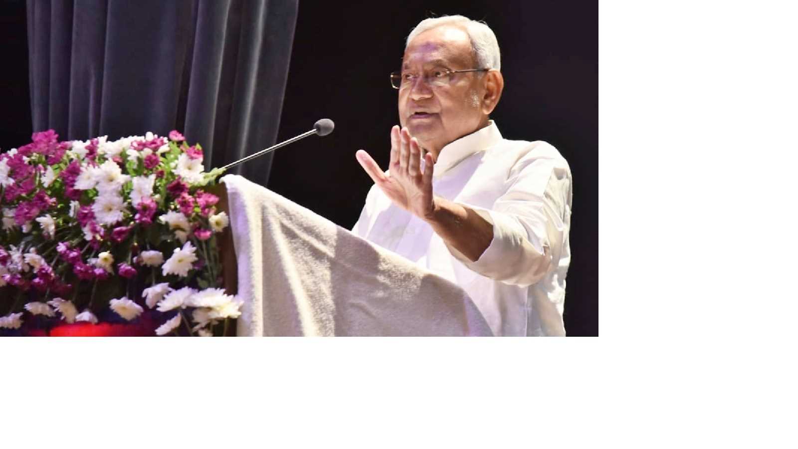 नीतीश कुमार ने चयनित 9,888 अभ्यर्थियों को बांटे नियोजन पत्र